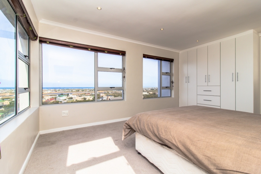 To Let 6 Bedroom Property for Rent in Bettys Bay Western Cape
